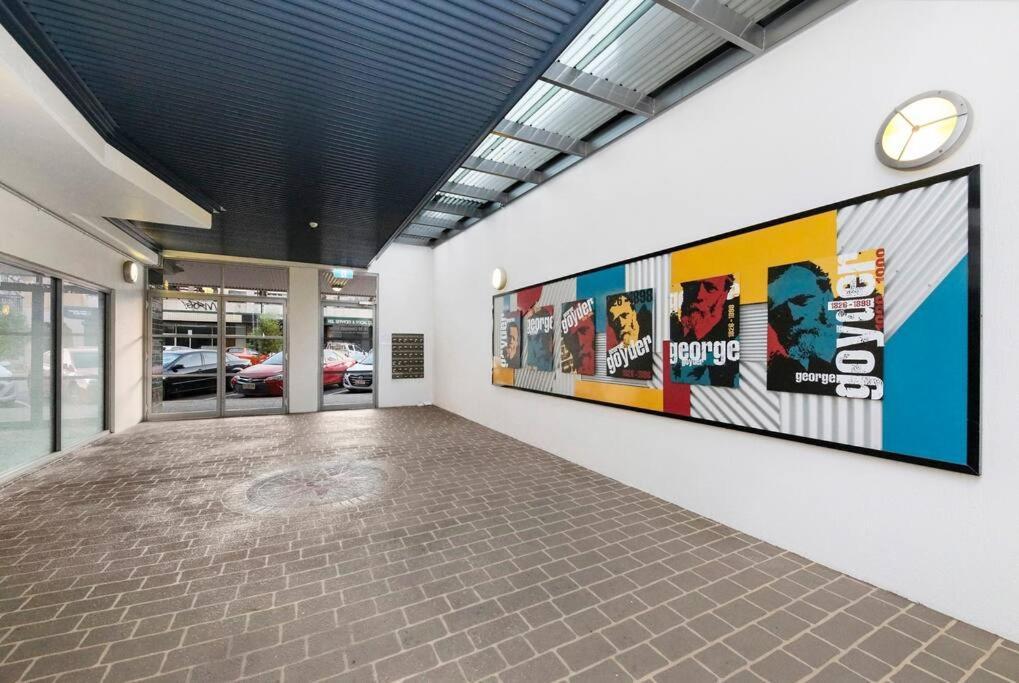 Artistic Escape With Balcony And Parking Darwin