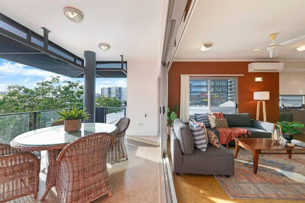 Artistic Escape With Balcony And Parking Darwin