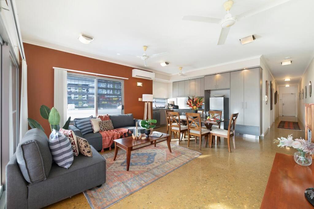 Apartment Artistic Escape With Balcony And Parking Darwin