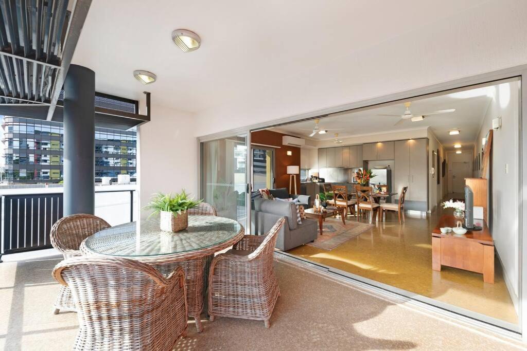 Apartment Artistic Escape With Balcony And Parking Darwin